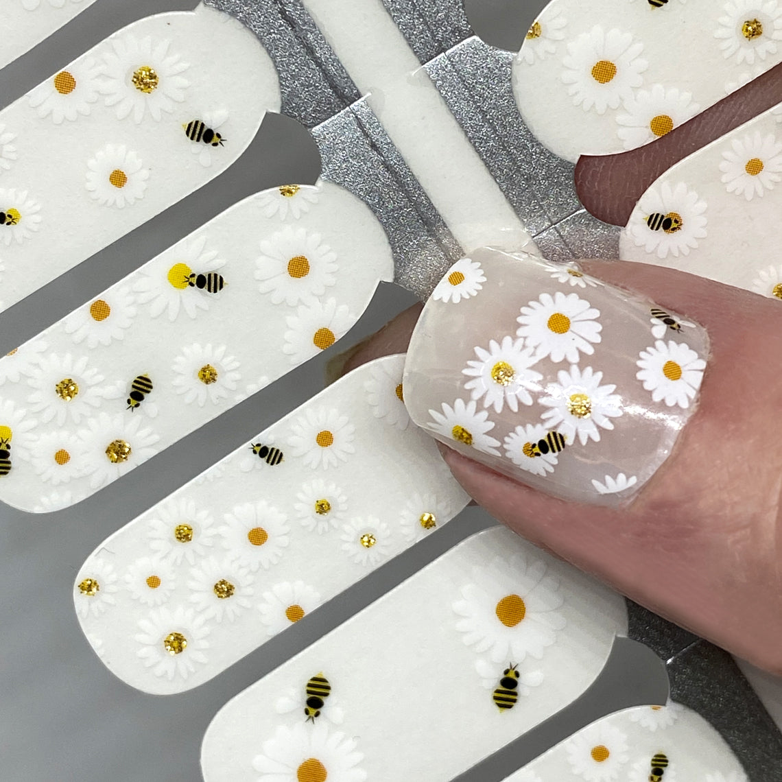 Popping Up Daisies Nail Wraps